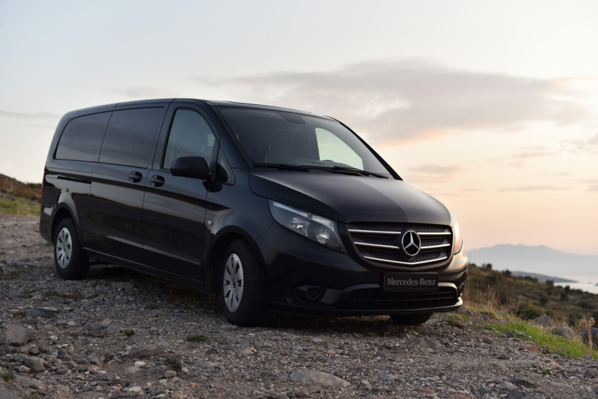 Černý Mercedes Benz Vito vyfocený na štěrkovém podkladu