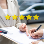 Podpis smlouvy o pronájmu auta s hodnocením pěti hvězdiček